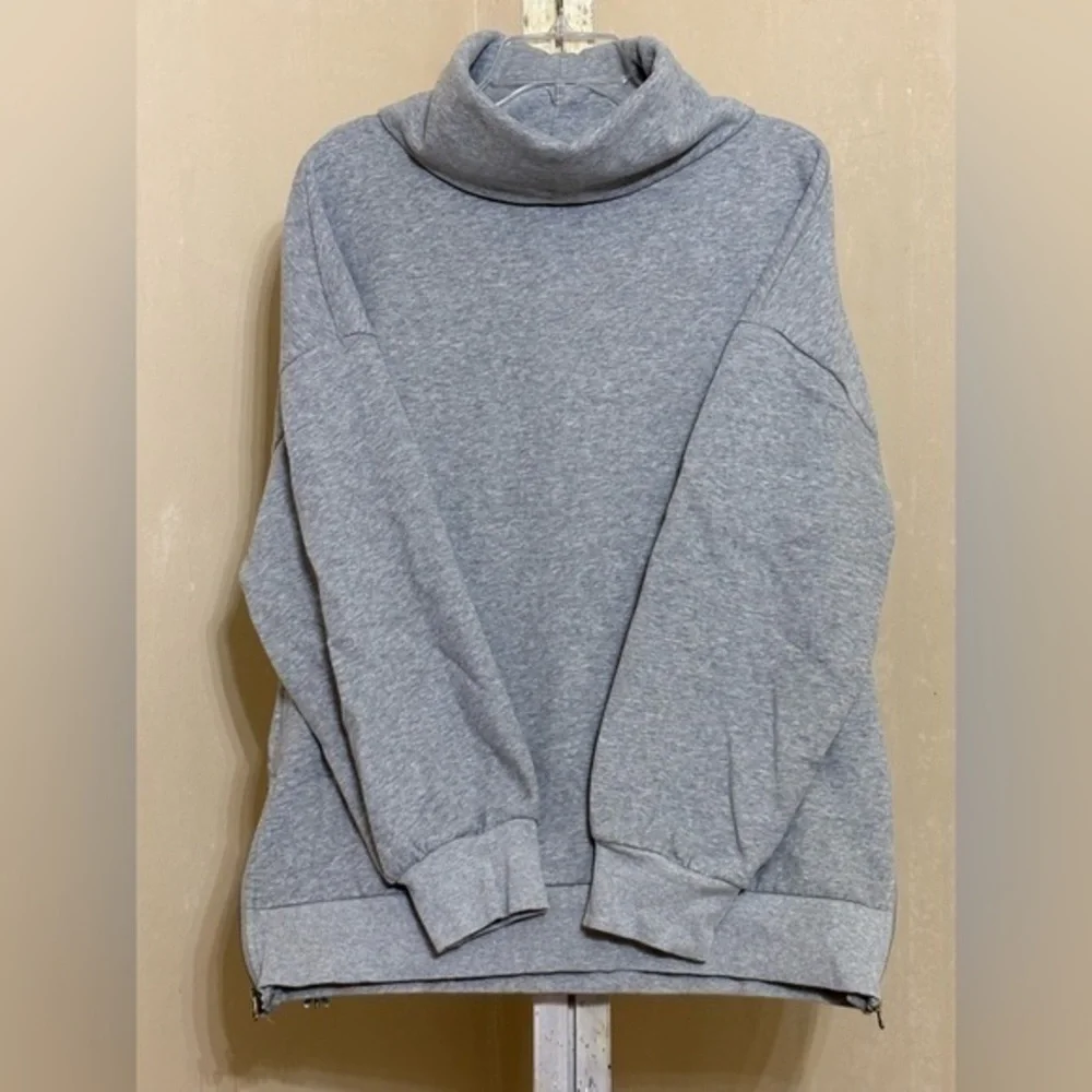 Light Gray Turtleneck Sweatshirt with Soft Texture Sz Large